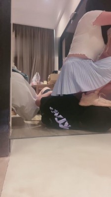 【桃子老师】运动鞋白丝全体重踩踏 bf15615