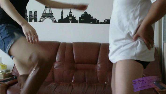 小薇过膝靴羞辱足责踢裆