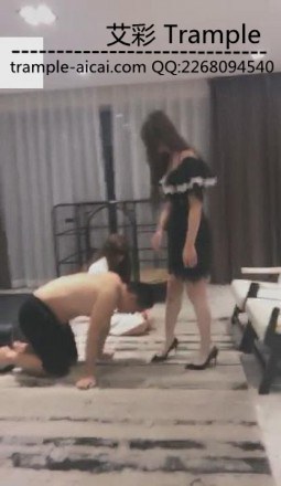 VIVI调教夫妻奴强迫圣水踹头