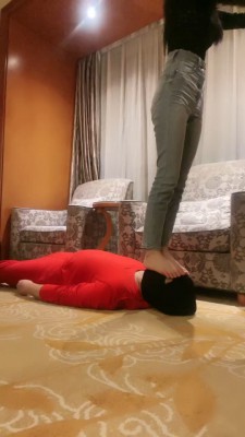 【kiki】御姐高跟裸足踩旺仔 bf22392