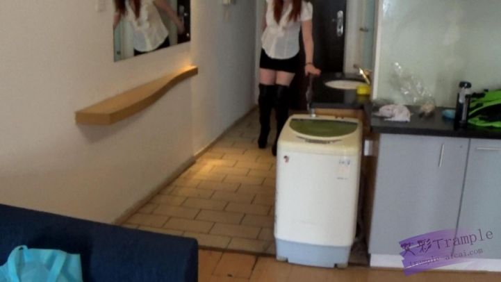 玥玥过膝黑色高筒靴扭伤按摩