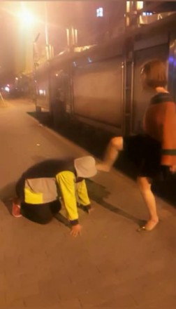 大马路玩狗-跪着让路人看-耳光扇的啪啪响