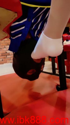 套路直播【二宝】白靴虐裆贱狗-全体重踩踏/耳光 bf23383