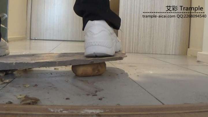 高跟白色运动鞋木板 物品粉碎