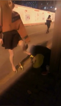 大马路玩狗-跪着让路人看-耳光扇的啪啪响