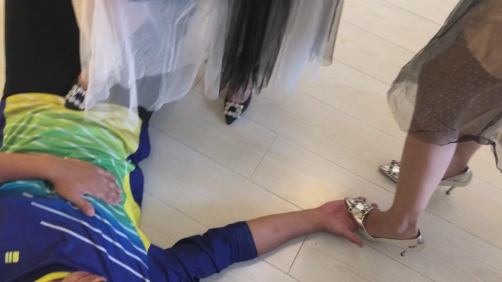 双美女S美裙靓鞋无情踩踏调教 YC-220112-9