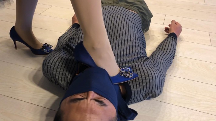 超级美女 踩踏调教 YC-220113-6