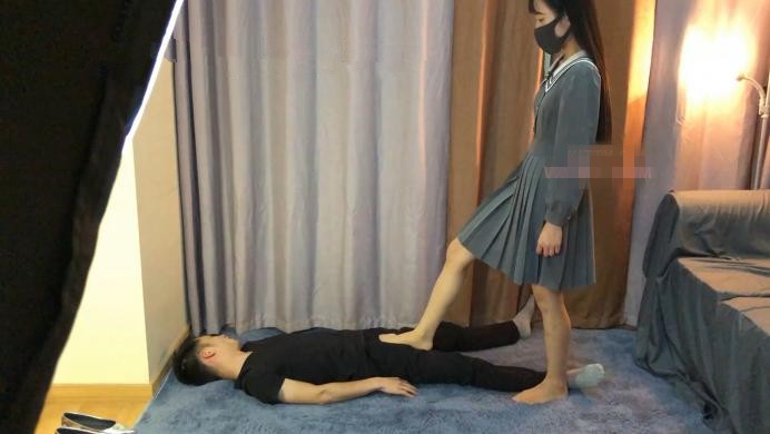 Kitty绳艺导师首调の丝足爆踩地毯_HD绳艺资源