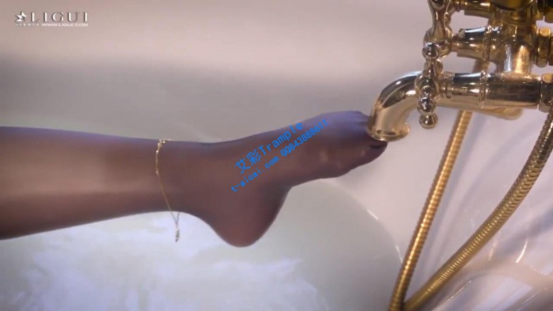 【推荐】性感女神浴缸黑丝美足POV调教