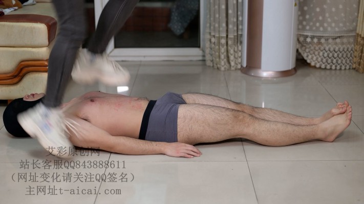 为了闻女神穿了5天的臭棉袜贱狗甘愿清理运动过后的脏鞋底，被女神暴力跳踩YC-230306-4