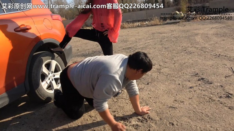 冷柔女主户外高跟踹头极端羞辱