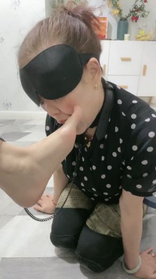 【偏不S】继母跪在女儿脚下做狗 bf19938