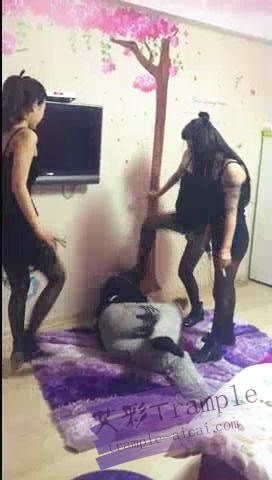 三位女主爆踢内裤小偷