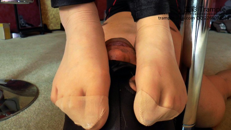 【冰时代】天然呆女神乐乐短肉丝踩脸