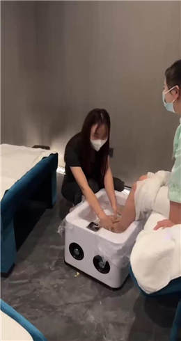 【橘子没熟】闺蜜伺候我和技师JS22090402