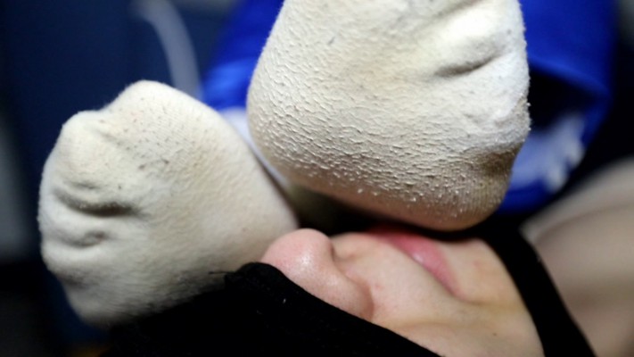 【惑心】女奴给新来的女主闻臭袜舔臭脚