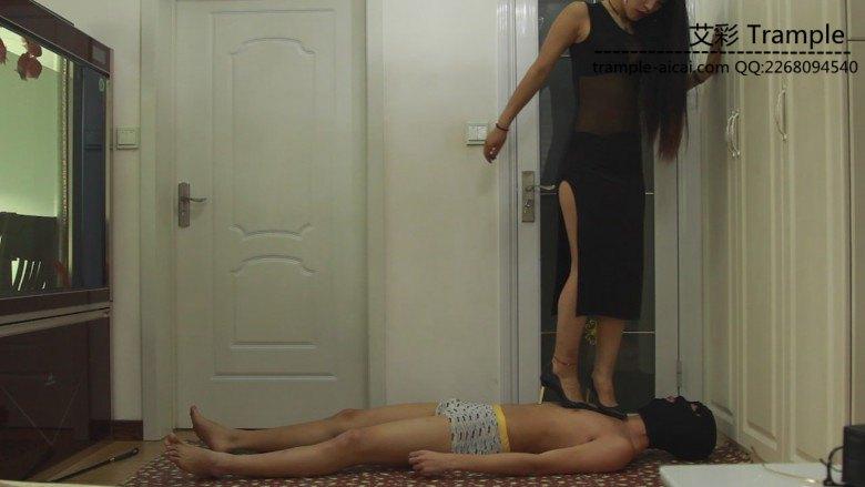 明妃女王高跟裸足踩踏贱狗