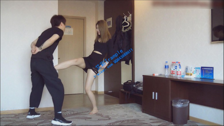 【女子防身术】超美大长腿白领美女各种姿势踢裆 G-200108