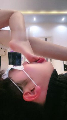 【罗宾】裸足踩狗脸第二天  JS220121201