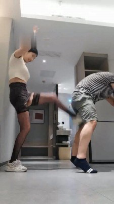 【梓晨】御姐踢裆踩踏专场 bf17573