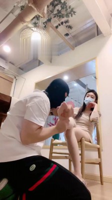 【莫莉S】茶室调偷拍的废物狗 bf19363