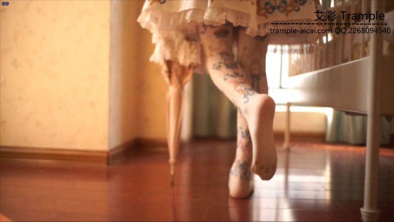 小萝莉超美白丝袜诱惑