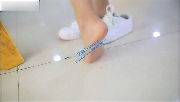 漂亮女孩制服长筒袜小白鞋