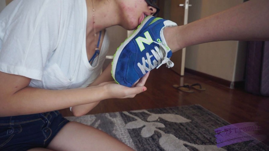 『小妮女女』白袜运动鞋的羞辱践踏女奴