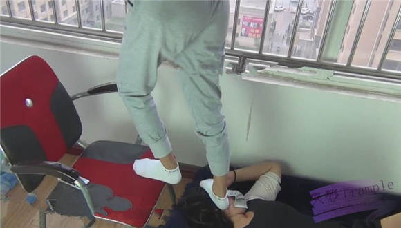 lulu女女 运动装白袜和肉丝互踩 G-NV-92