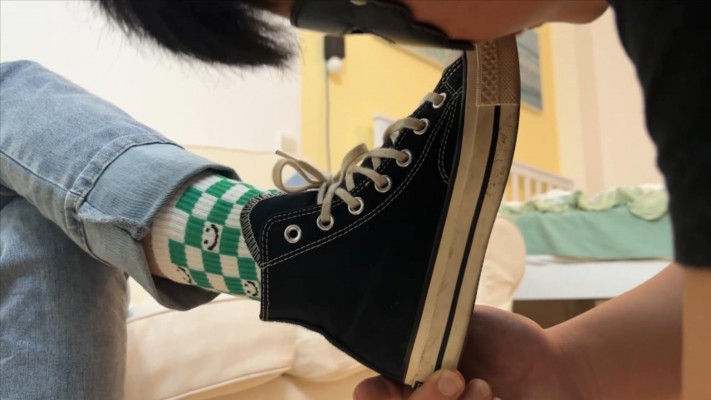 【子怡工作室】给姐姐清理鞋底的狗 YC-220503-3