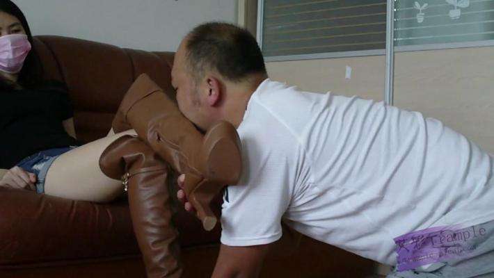 小薇过膝靴羞辱足责踢裆