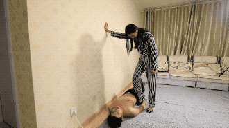 凶狠暴力高跟踩踏