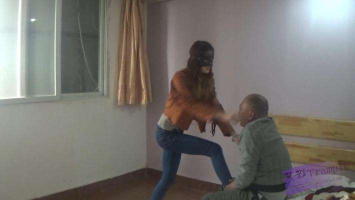 跆拳道美女人肉沙包