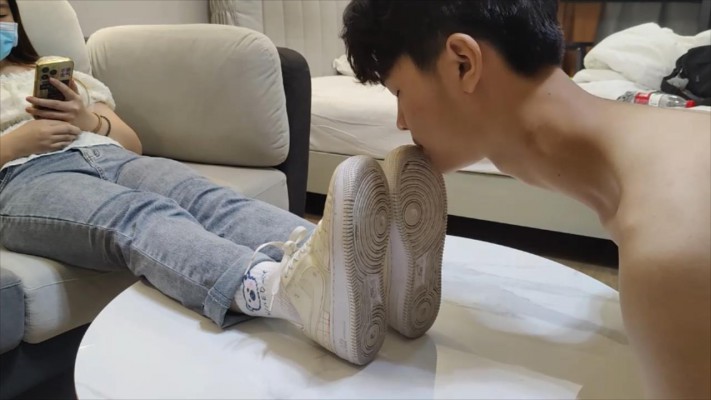 【酱酱s】18岁弟弟舔超脏鞋底闻袜子，鞋底喂水 YC-220903-3_HD绳艺资源