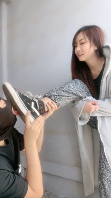 【辣妈S】户外让狗舔脏鞋底/圣水 bf19841