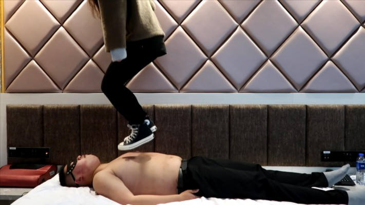 【子怡】匡威全体重踩踏强迫毯子舔鞋底