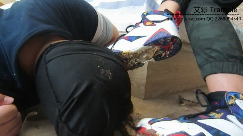 篮球长腿美女aj脏篮球鞋踩踏喂食语言羞辱