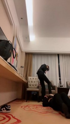 【雪琪琪】带闺蜜入圈强迫狗舔脏鞋【双视角版】 bf21451