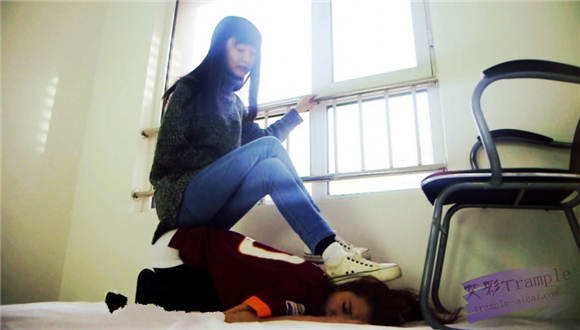 至尊LULU女女侮辱 校花儿大战之不打你，你骨头痒 G-NV-178