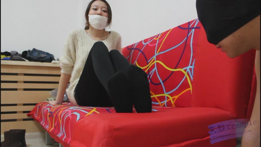 狗狗给女主暖脚