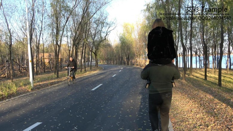 冷柔公园当众调狗