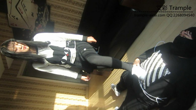 剧情美女休闲板鞋羞辱踩踏偷鞋贼