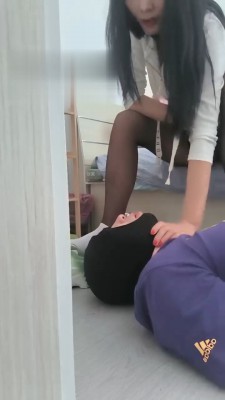 【天津焓煜S】高跟运动鞋白袜诱惑踩踏贱狗 bf18952