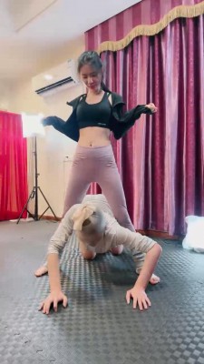 【芷晴】健身小妹虐玩绞杀哥哥 bf23021