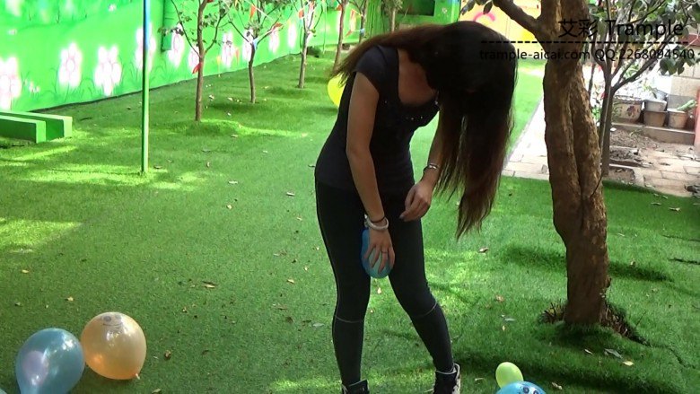 黑丝运动鞋雨靴踩气球