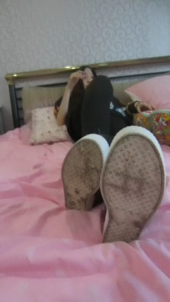 气质绝美长腿美女高帮休闲鞋踩枕头，换鞋大秀美腿