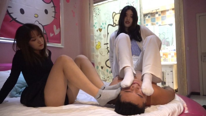 【校园女流氓】下课后臭袜摧残社会废物