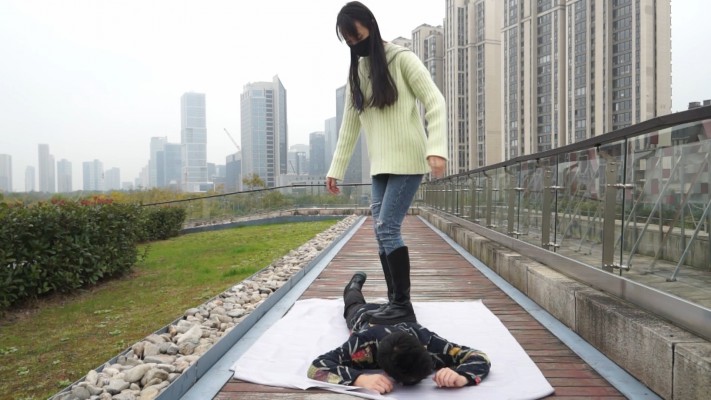 【黑丝诱惑】姣姣室外公园首次被舔脚 YC-221123