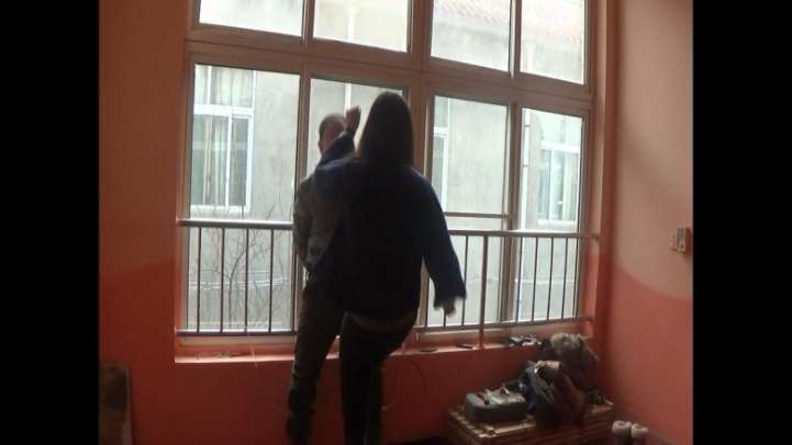 组织女打手吊打逃跑者