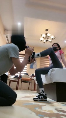 【小妮大人】运动鞋棉袜踩踏贱狗 bf21966